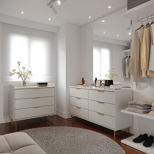 Cômoda 6 Gavetas 135cm e Mesa de Cabeceira Yves Off White com Dourado