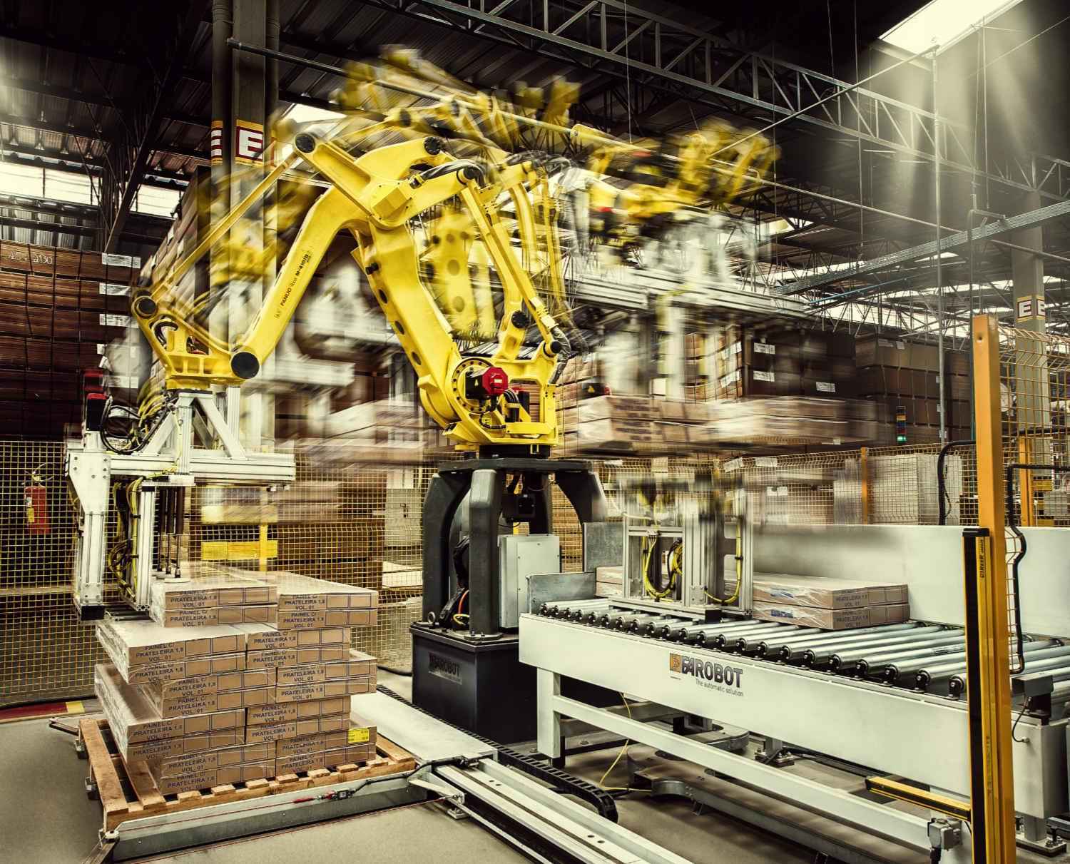 Robôs industriais. Alta tecnologia na indústria moveleira. - Província