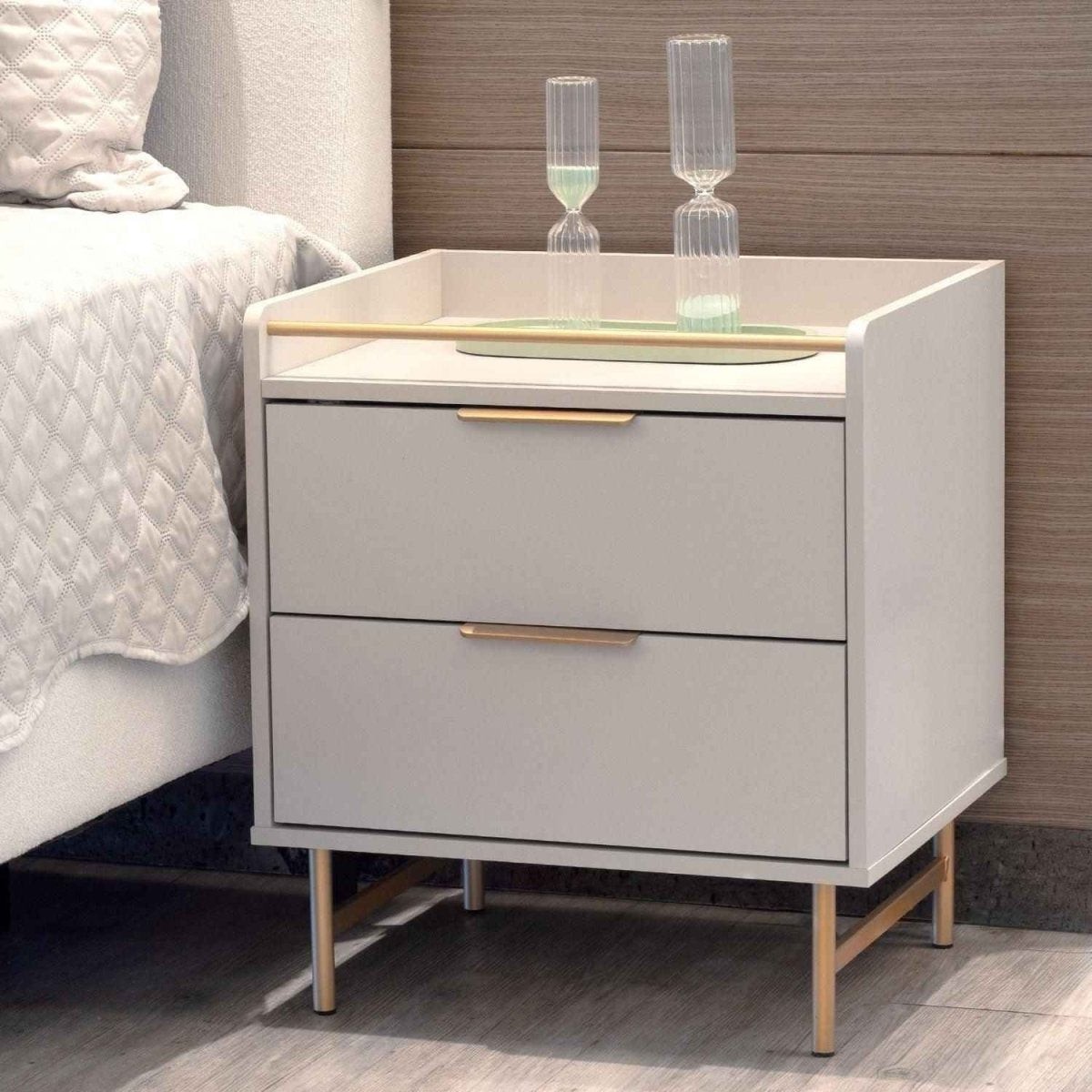 Mesa de Cabeceira c/ 2 Gavetas Yves Off White com Dourado - Província - Mesa de Cabeceira