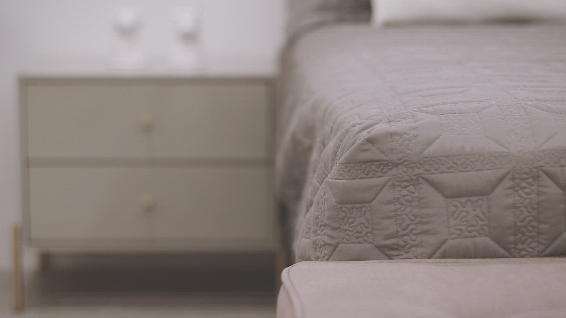 Mesa de Cabeceira Jasper 64 cm Branco Gloss com Dourado