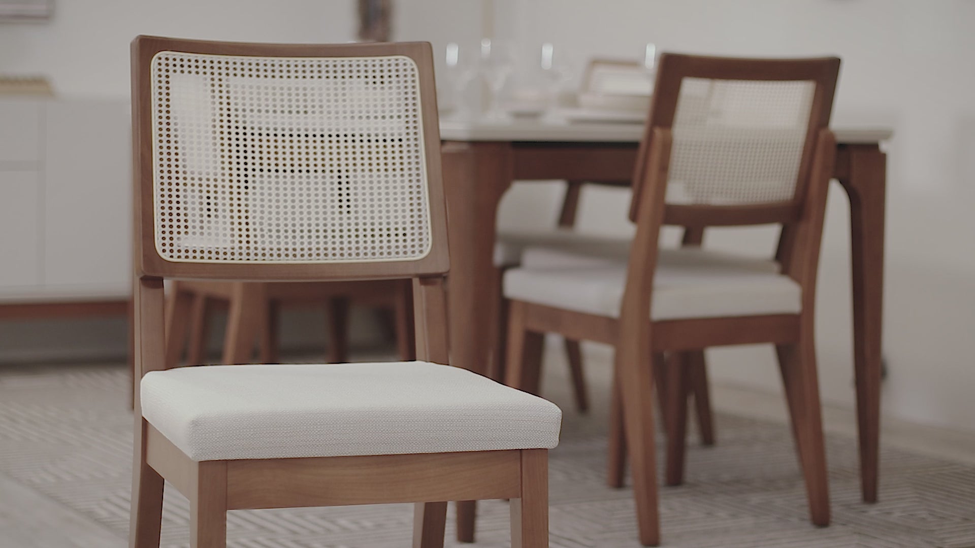 Conjunto c/ 2 Cadeiras de Madeira Saga Linho Bege