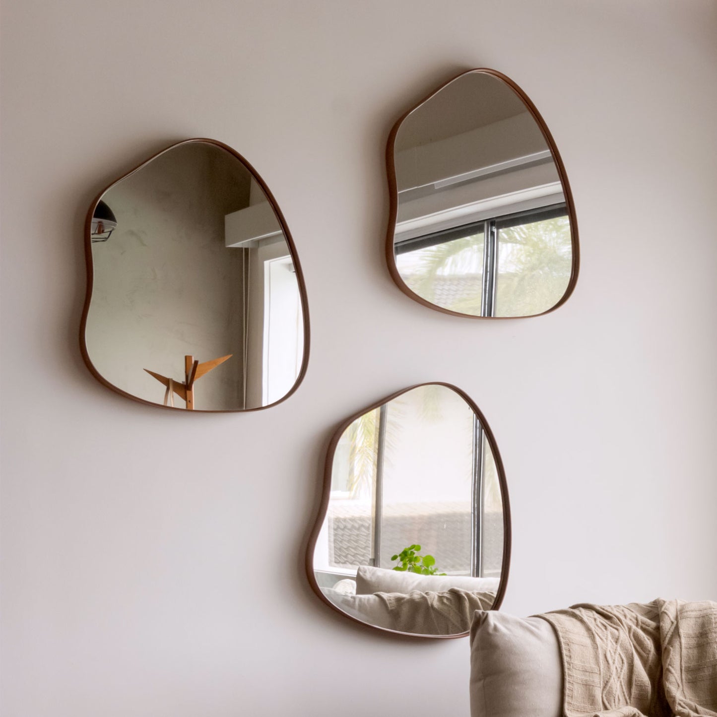 Espelho Decorativo Orgânico Sollo Nogueira 60 cm