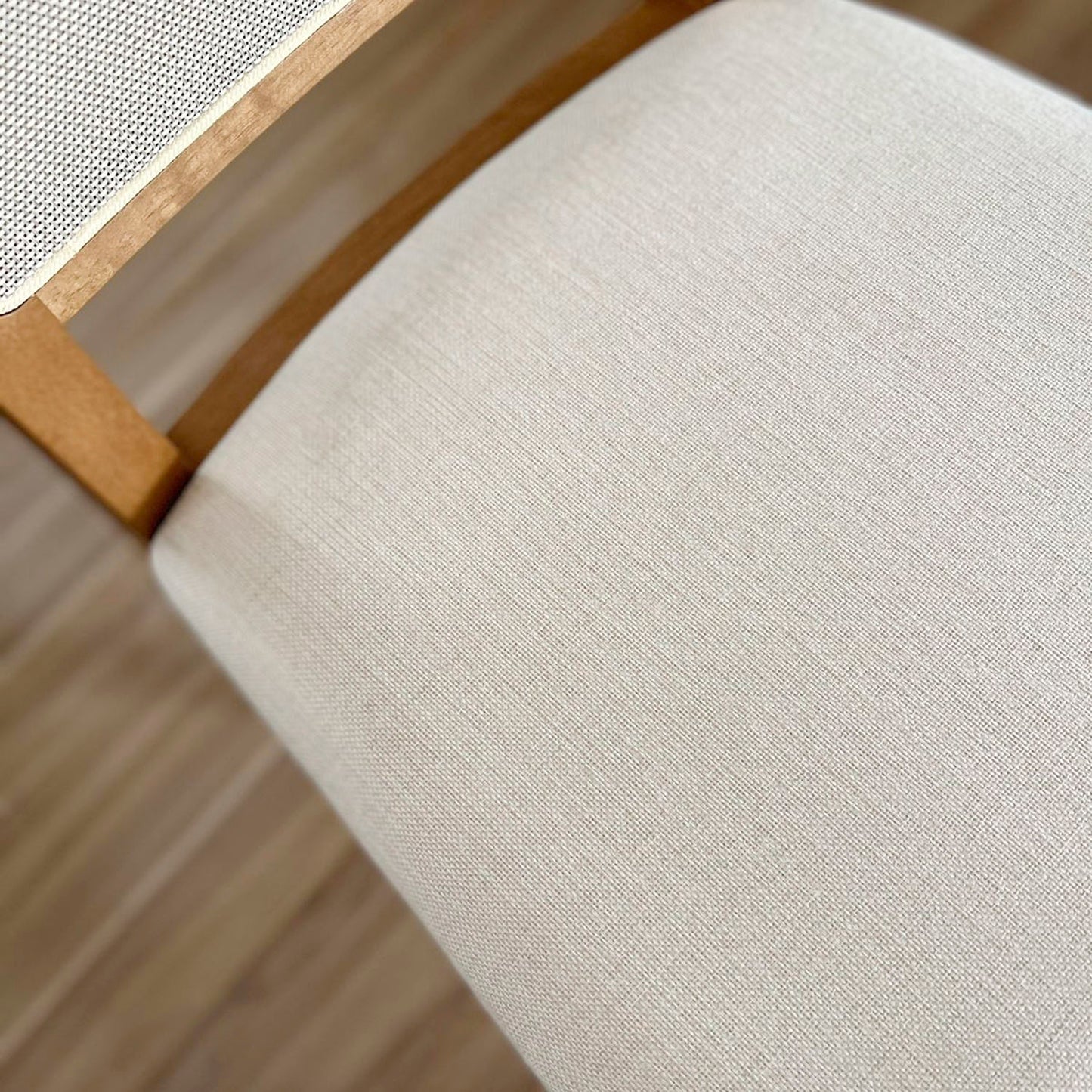 Cadeira Marla - Linho Off White c/ Natural