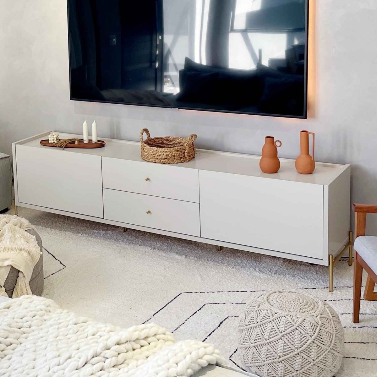 Rack para TVs até 75 Polegadas Jasper 220 cm Off White Fosco com Dourado - Província - Rack